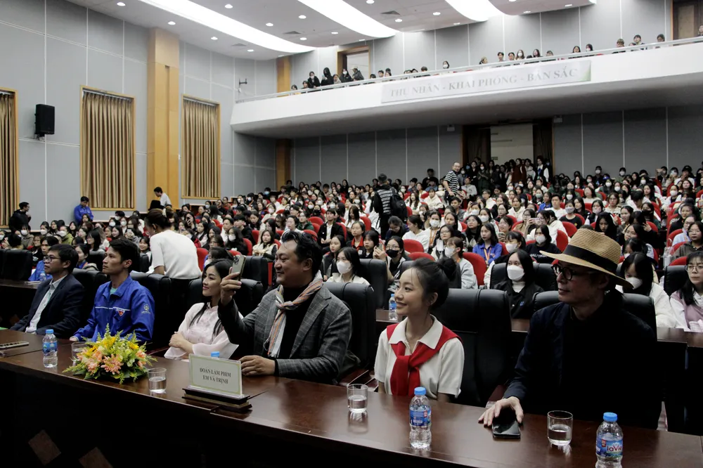 Đông đảo khán giả tham gia giao lưu với các đoàn phim