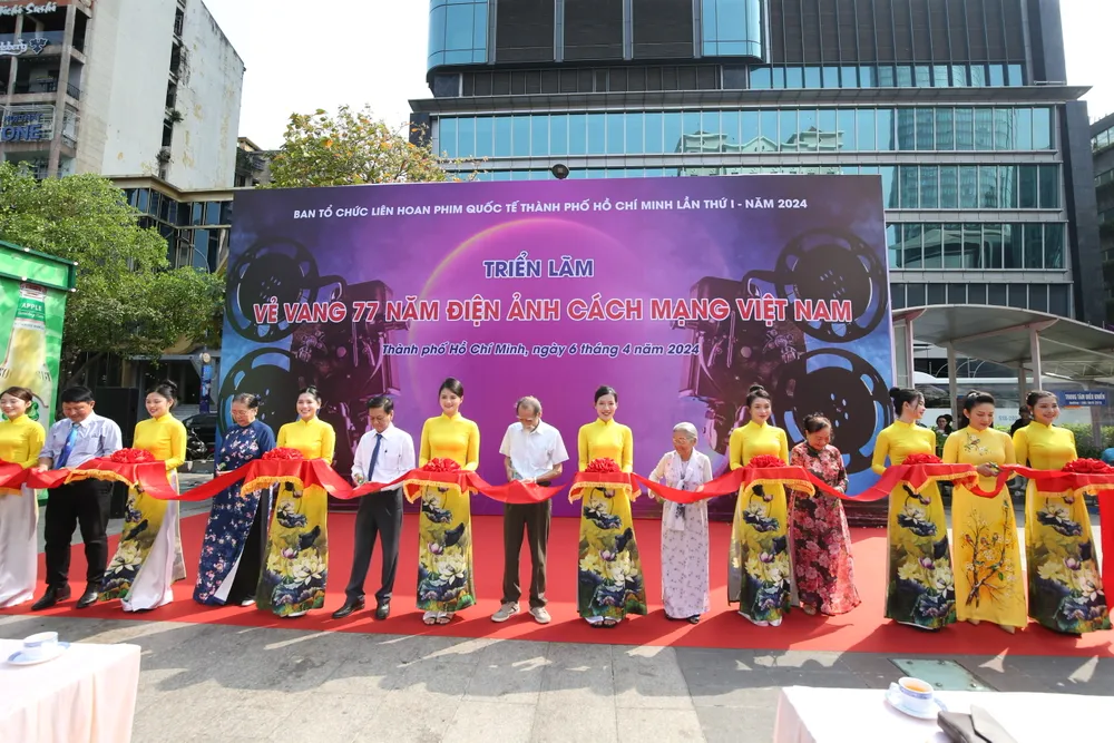 khai mac trien lam 3.jpg