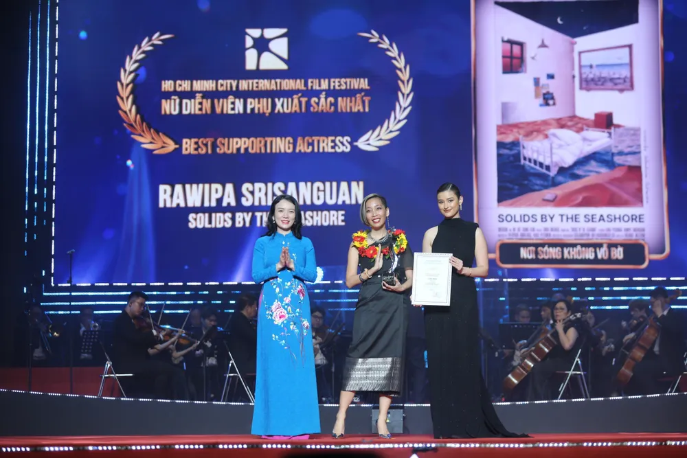 trao giai HIFF 11.jpg