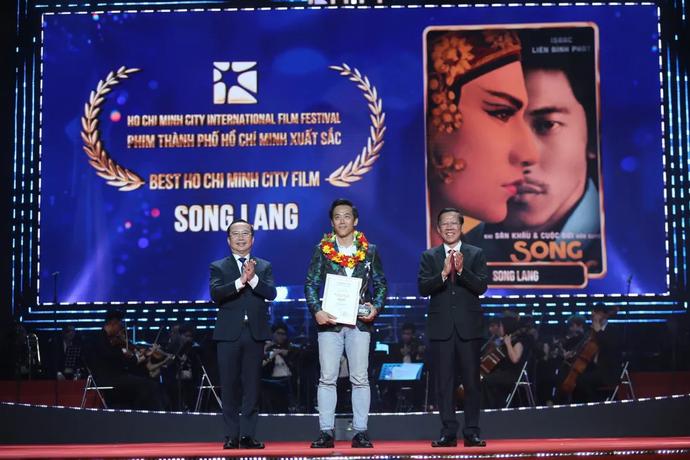 trao giai HIFF 19.jpg