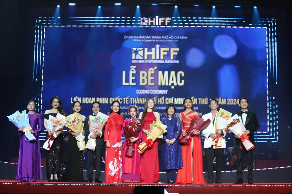 trao giai HIFF 2.jpg