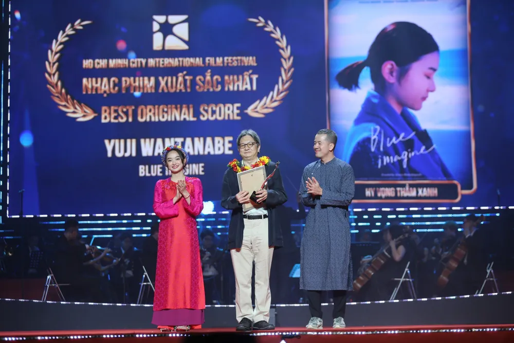 trao giai HIFF 9.jpg