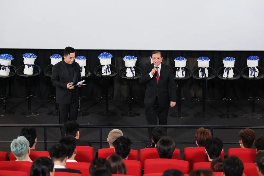 anh trai say hi 5.jpg