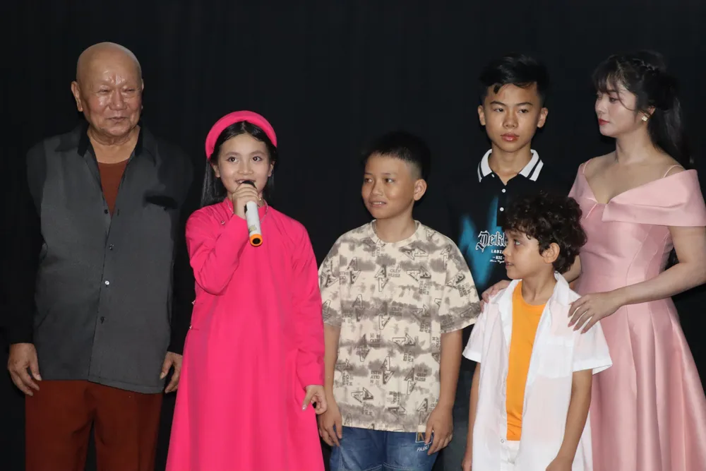 vang trang tho au ra mat 1.jpg