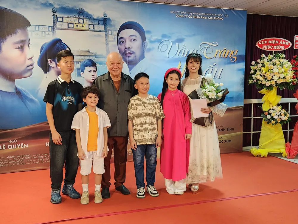 vang trang tho au ra mat 4.jpg