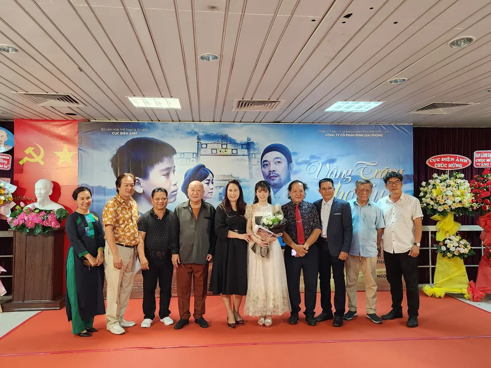 vang trang tho au ra mat 5.jpg