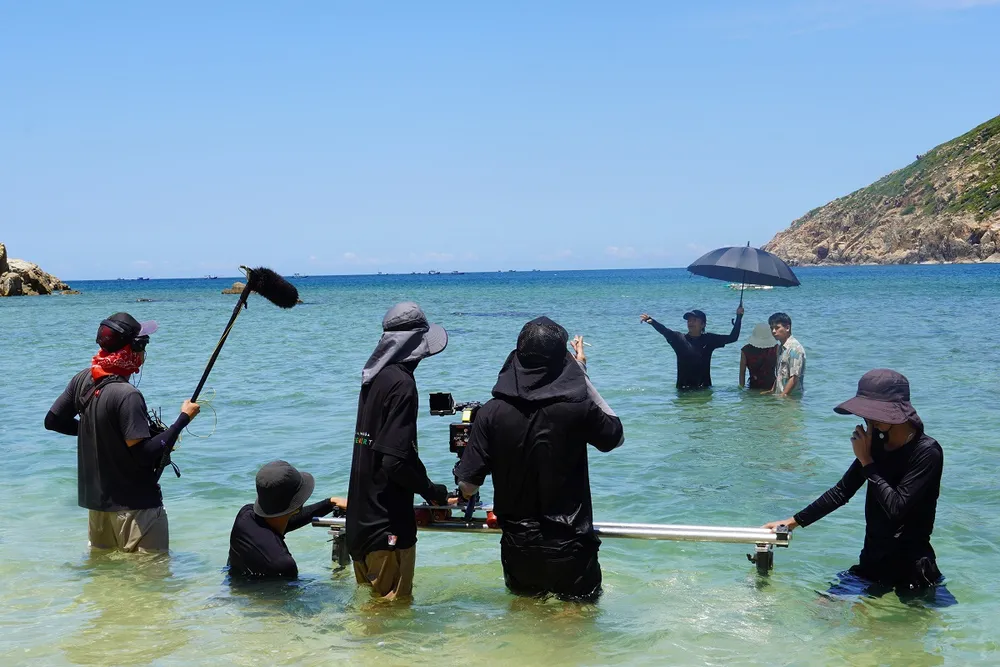 tinh yeu cung gio bien 3.png