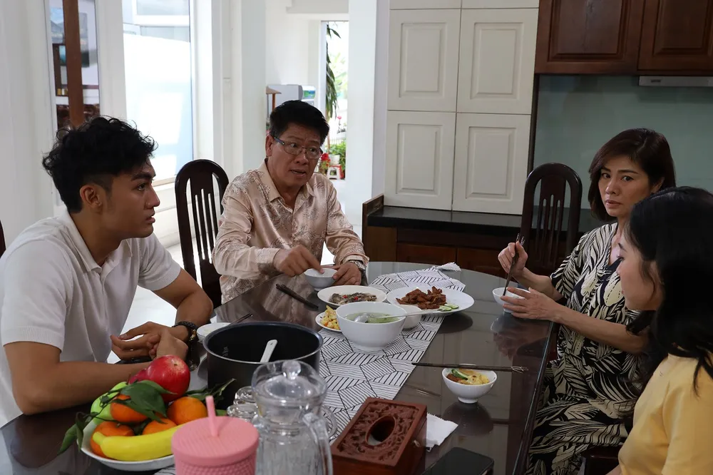 phim the gioi trong guong 3.JPG