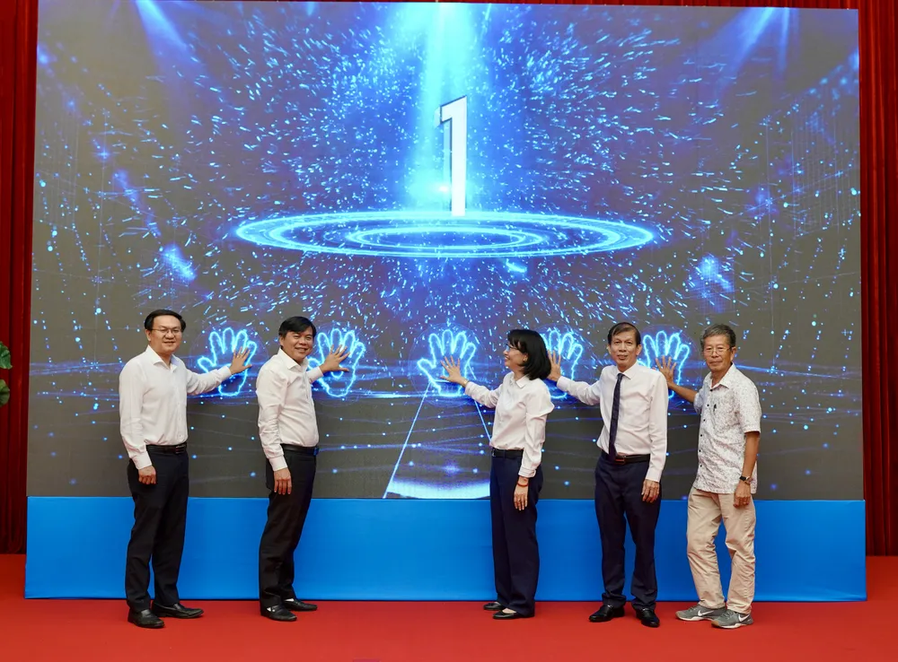 City leaders and the Contest Organizing Committee press the buttons to launch the contest.