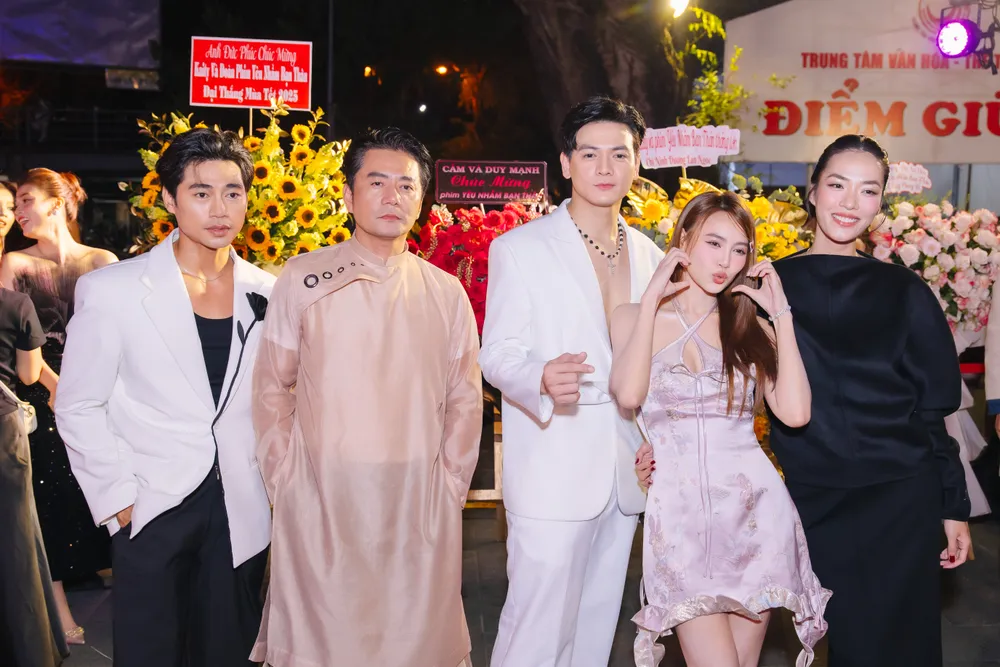 ra mat yeu nham ban than 6.jpg