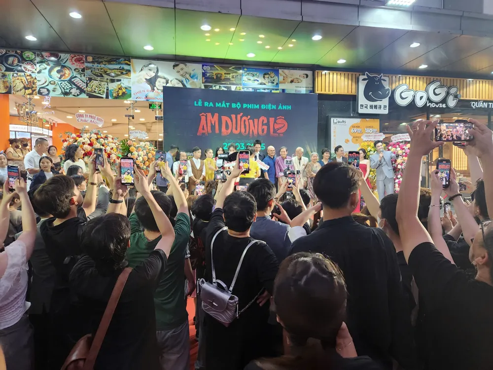 ra mat am duong lo.jpg