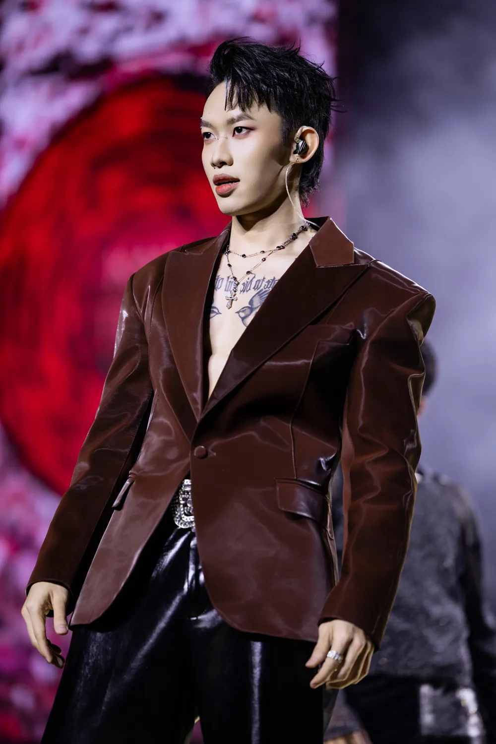 kay tran duoi day ho 3.png