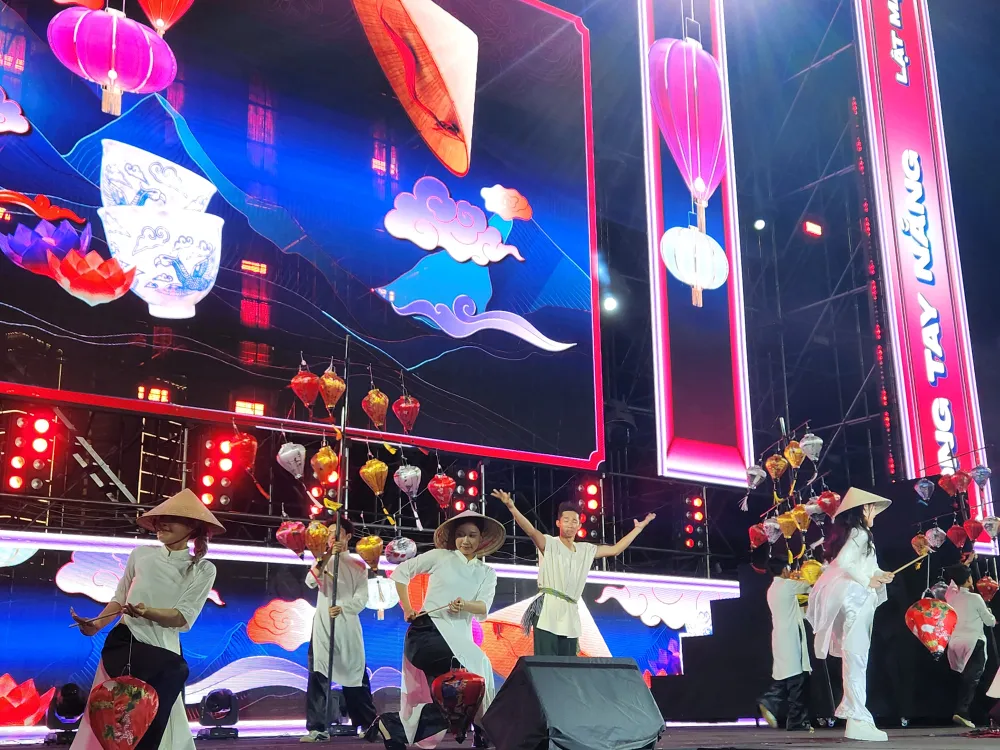 showcase lat mat 8 11.jpg