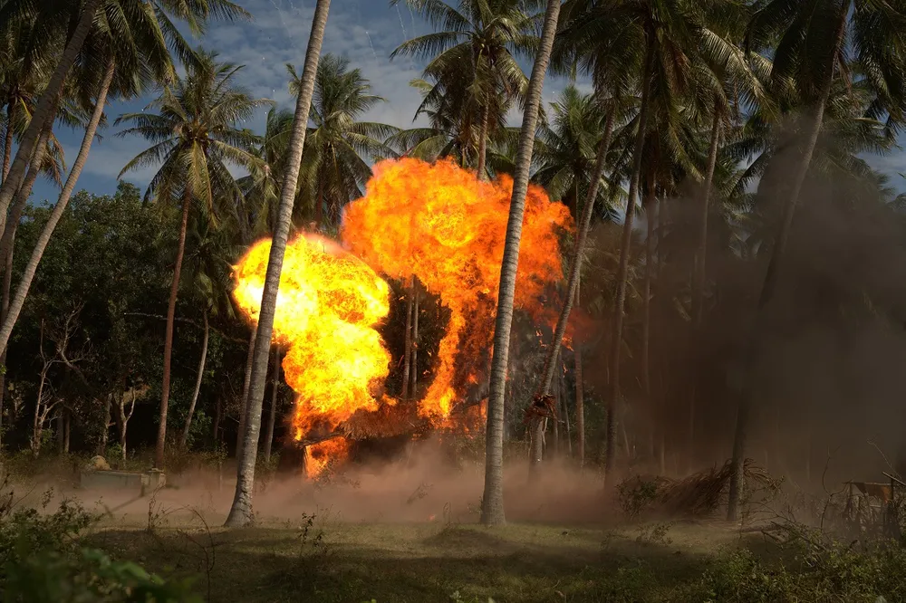 lat mat 8 canh chay no 2.jpg