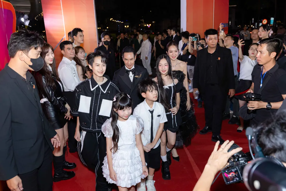 ra mat lat mat 8 3.jpg