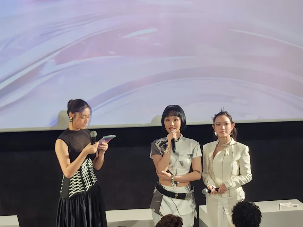 ra mat em xinh 4.jpg