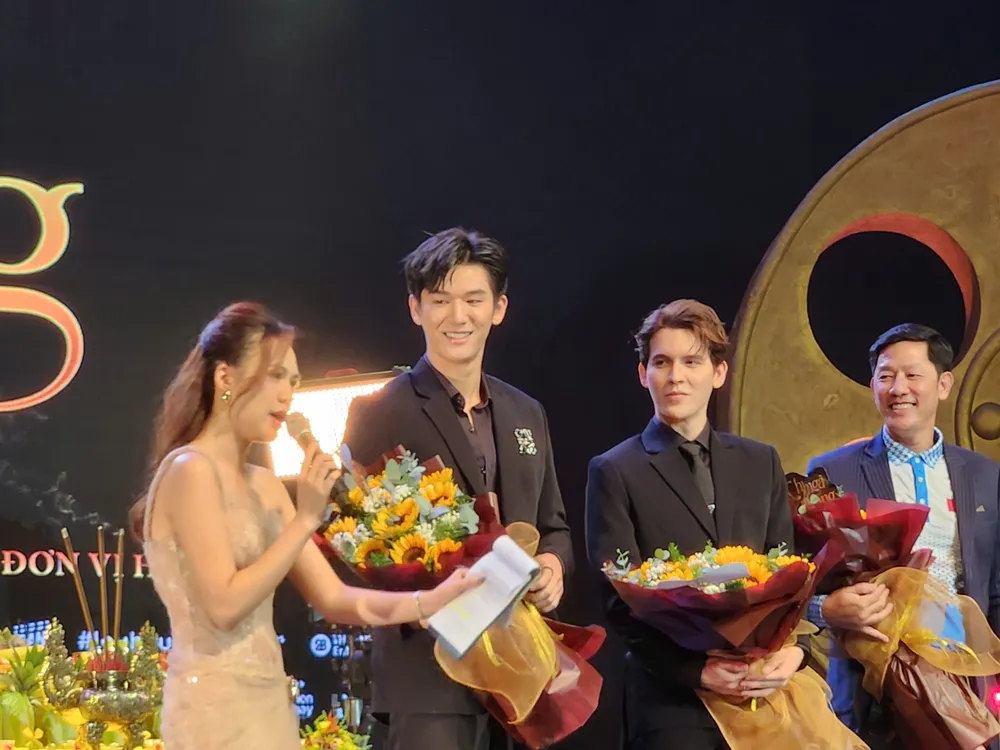 Mos và Bank xuất hiện tại sự kiện công bố phim Chị ngã em nâng