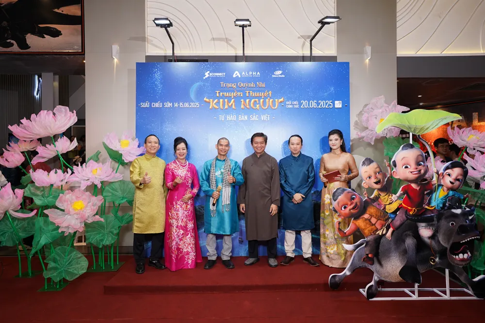 Ảnh 11_ Từ trái sang_ Nhà sáng lập SCONNECT Tạ Mạnh Hoàng, NSƯT Chiều Xuân, đạo diễn Trịnh Lâm Tùng, nghệ sĩ lồng tiếng Đạt Phi, giám đốc sản xuất Al.JPG