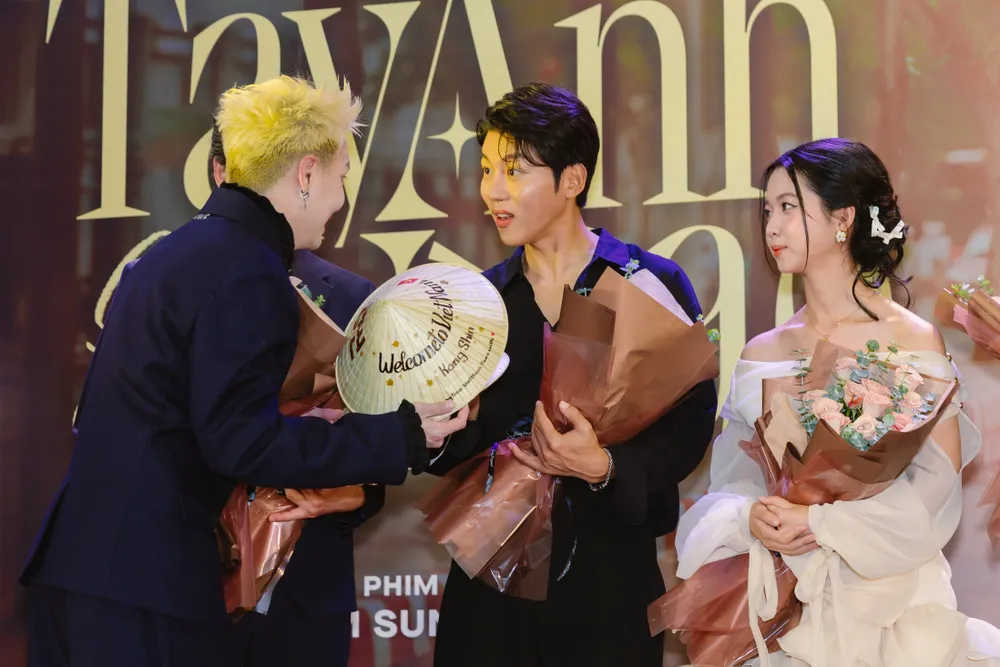 ra mat tay anh giu mot vi sao 9.jpg