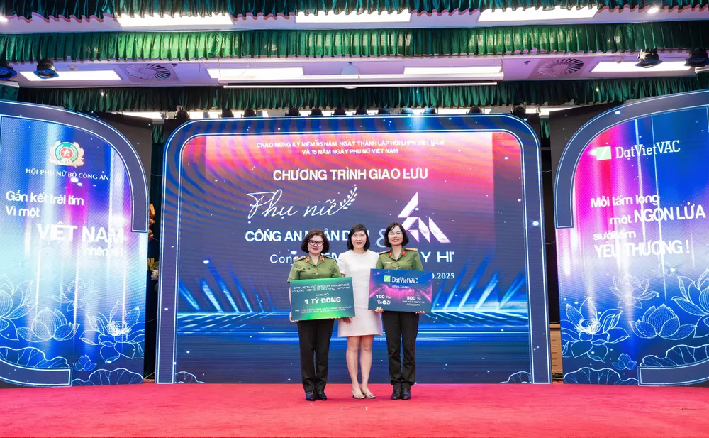 "Em xinh”, “Anh trai” góp 1 tỷ đồng hỗ trợ người dân vùng bão lũ