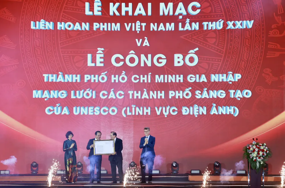 LHP - san khau 3.jpg