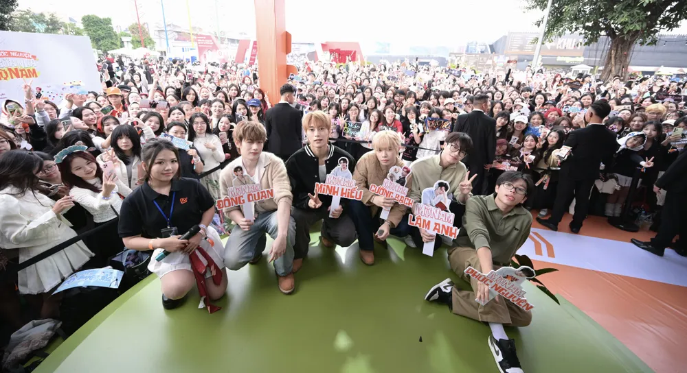 gõ cửa nhà mỹ nam 2.jpg