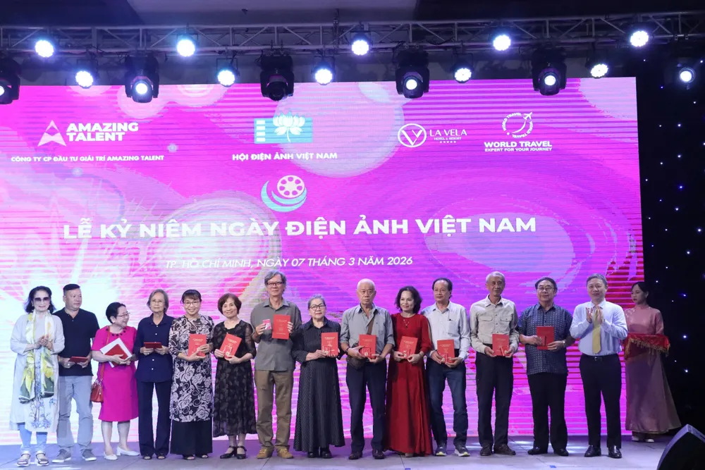 Đồng chí Dương Anh Đức,Trưởng ban Tuyên giáo và Dân vận Thành ủy TPHCM tặng kỷ niệm chương vì sự nghiệp điện ảnh cho các hội viên khu vực phía Nam.jpg