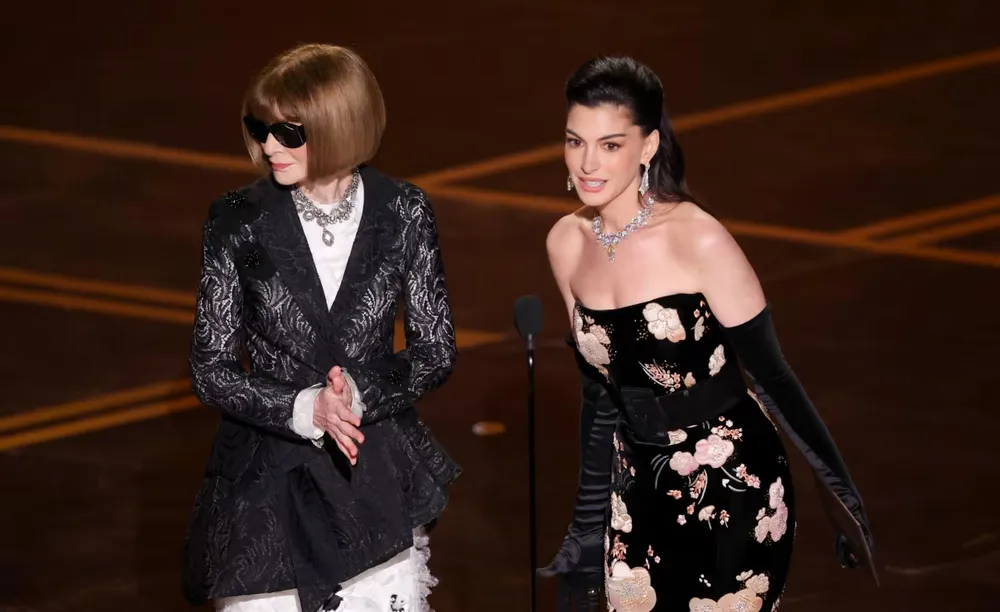 Anna Wintour và Anne Hathaway công bố hạng mục về Thiết kế phục trang và Hóa trang - làm tóc. Ảnh- Getty Images.jpg