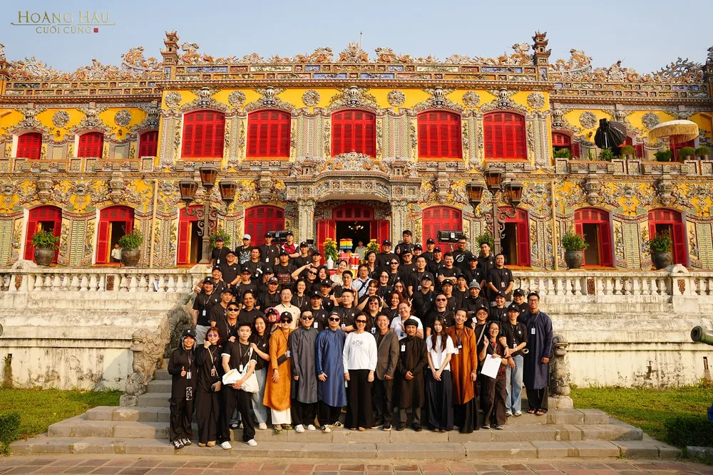 hoang hau cuoi cung 1.jpg