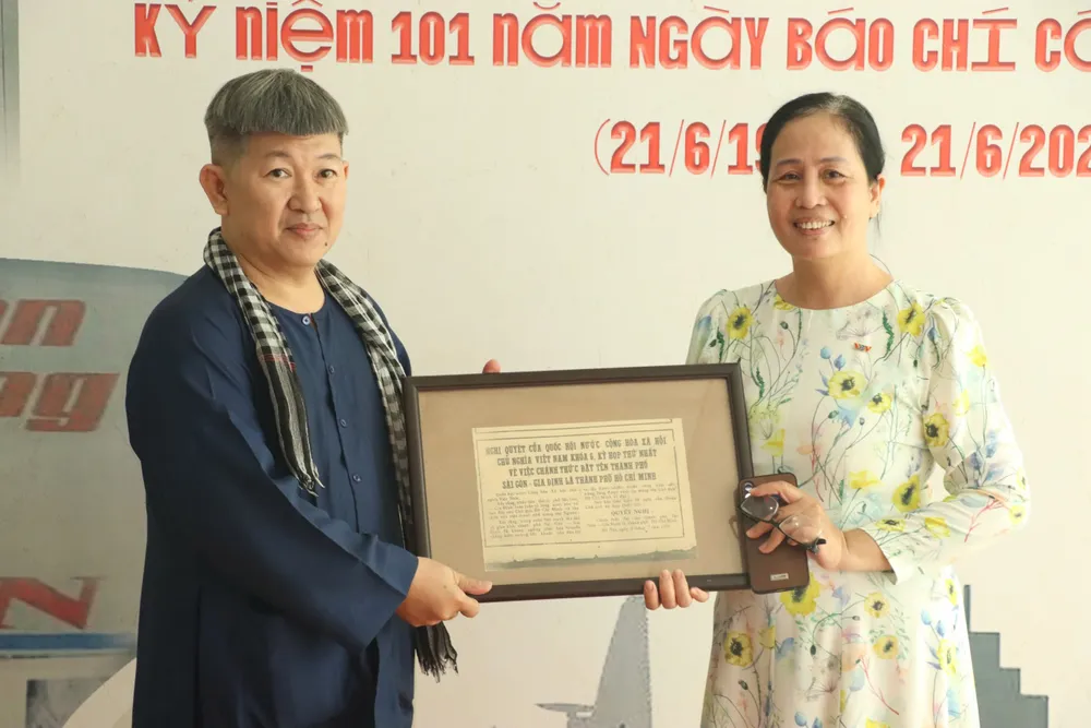trung bay bao chi 4.jpg