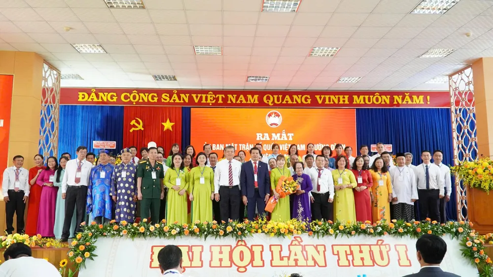 Các Ủy viên Ủy ban MTTQ Việt Nam phường Dĩ An nhiệm kỳ 2025 – 2030 ra mắt đại hội