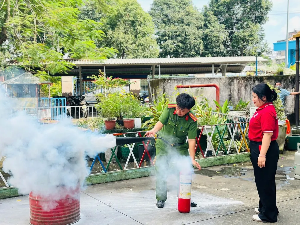 Cán bộ PCCC Công an phường Dĩ An hướng dẫn người dân kỹ năng xử lý đám cháy