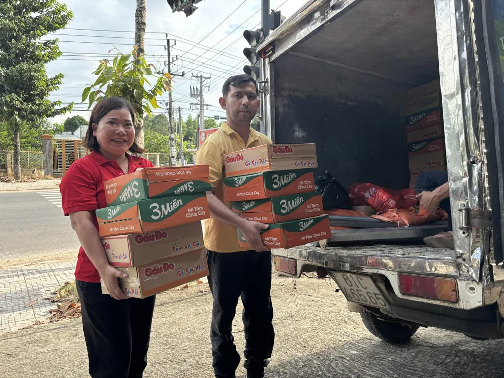 Ông M.Asif và bà Tào Thị Hồng Thắm vận chuyển hàng cứu trợ