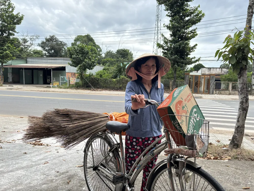 Chị Tuyết chạy xe đạp chở hàng đến ủng hộ