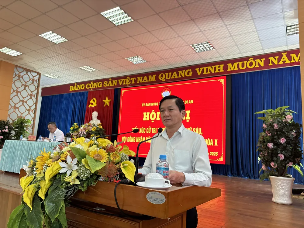 Ông Võ Văn Hồng, Bí thư Đảng ủy, Chủ tịch HĐND phường Dĩ An trả lời kiến nghị của cử tri