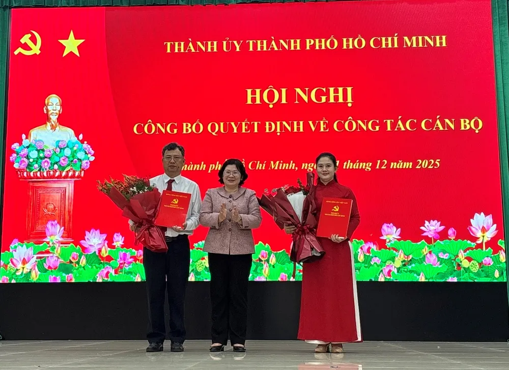 Đồng chí Văn Thị Bạch Tuyết trao quyết định cho đồng chí Trần Lê Quan và Trần Thị Diễm Trinh