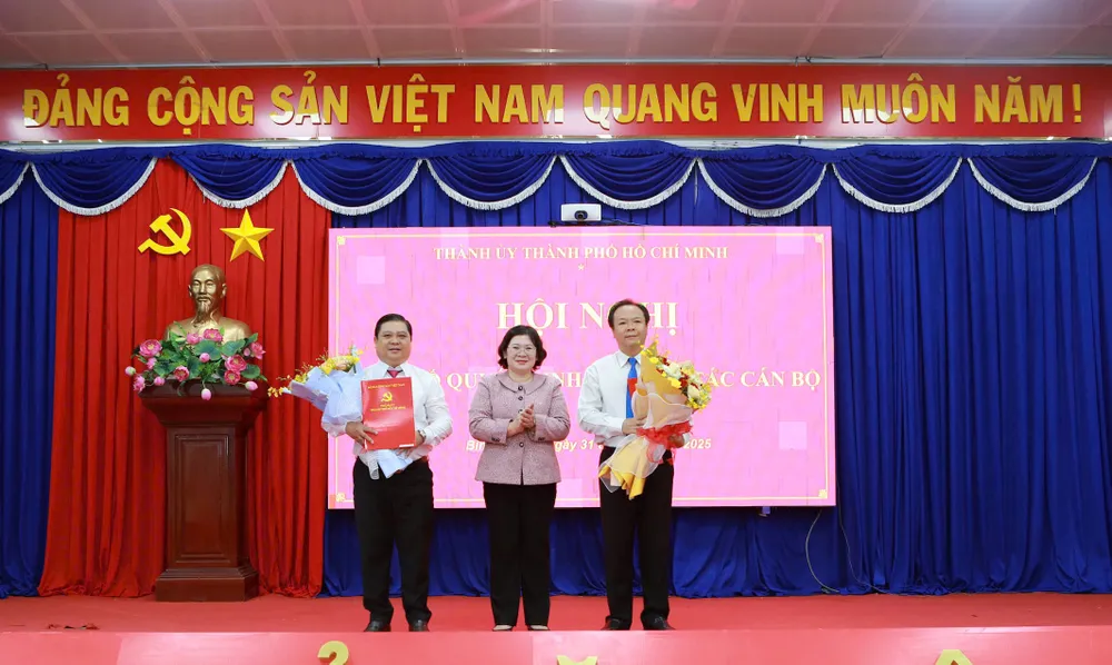 Đồng chí Văn Thị Bạch Tuyết trao quyết định cho đồng chí Nguyễn Chí Trung và Nguyễn Văn Đông