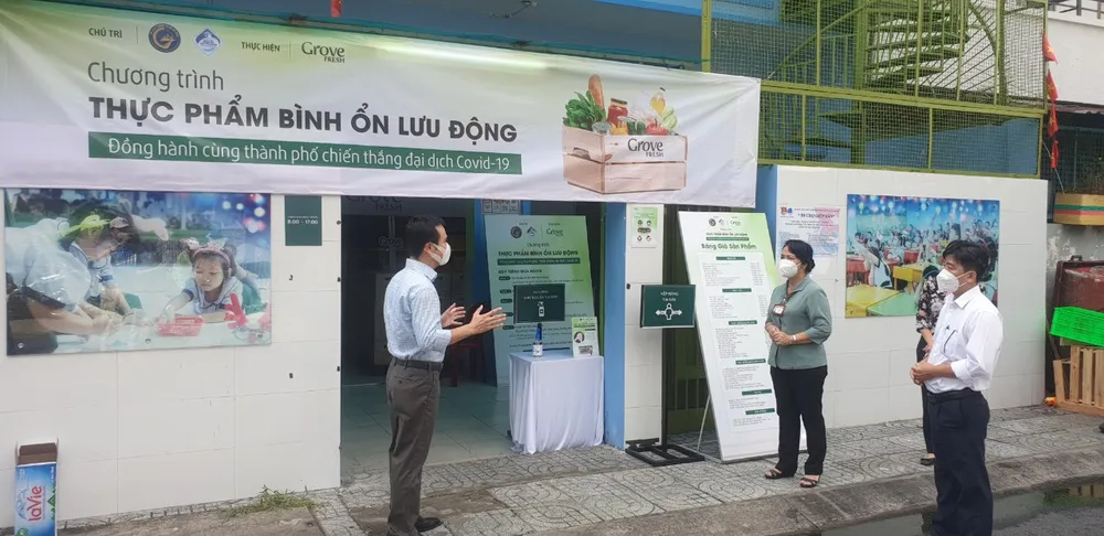Bí thư Quận ủy quận 1, TPHCM Trần Kim Yến trao đổi với Giám đốc Grove Fresh tại buổi khai trương