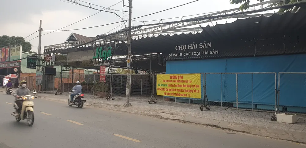 Hàng quán chưa “mặn” việc mở bán tại chỗ ảnh 2