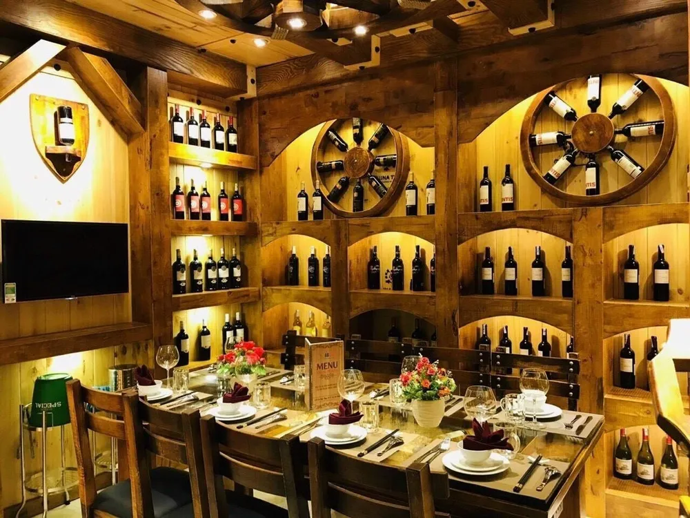 Từ 28-10, TPHCM cho phép mở lại dịch vụ ăn uống tại chỗ  ​ ảnh 1