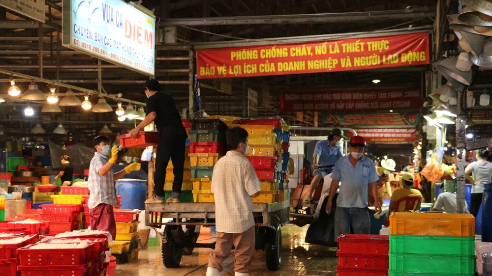 Từ đêm 31-10 đến rạng sáng 1-11, chợ Bình Điền chính thức hoạt động trở lại