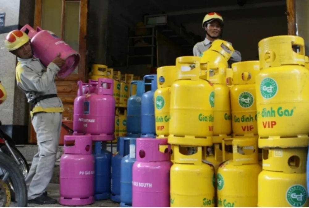 Giá gas giảm tiếp 10.000 đồng/ bình 12kg ảnh 1