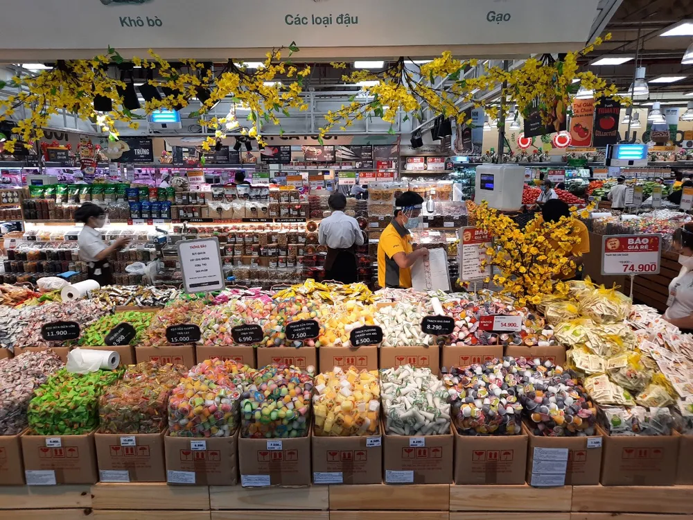 Hệ thống siêu thị, doanh nghiệp ở TPHCM ồ ạt khuyến mại, giảm giá cận tết ảnh 1