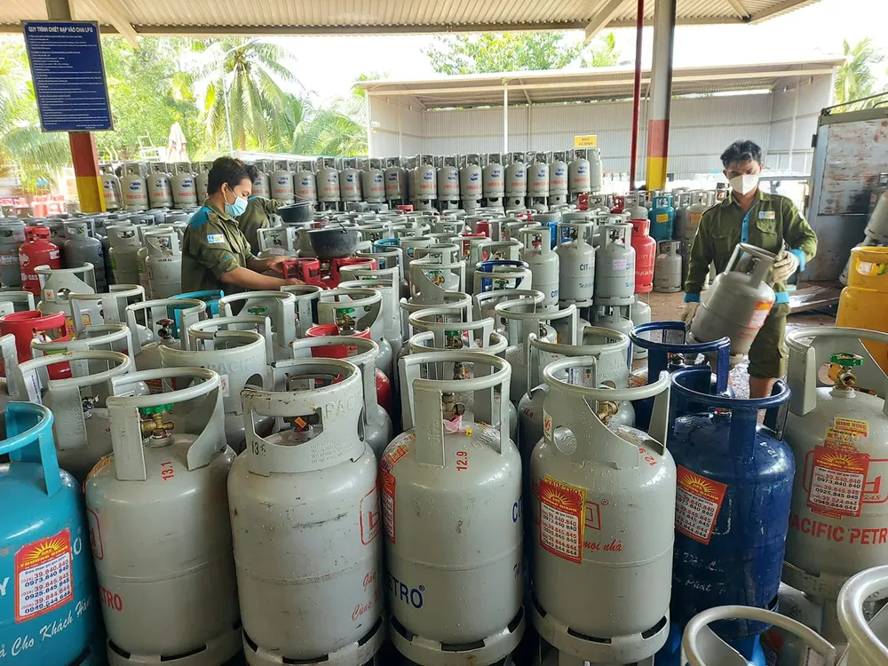 Ngày mai mùng 1 tết, giá gas tăng 16.000 đồng/bình 12kg ảnh 1