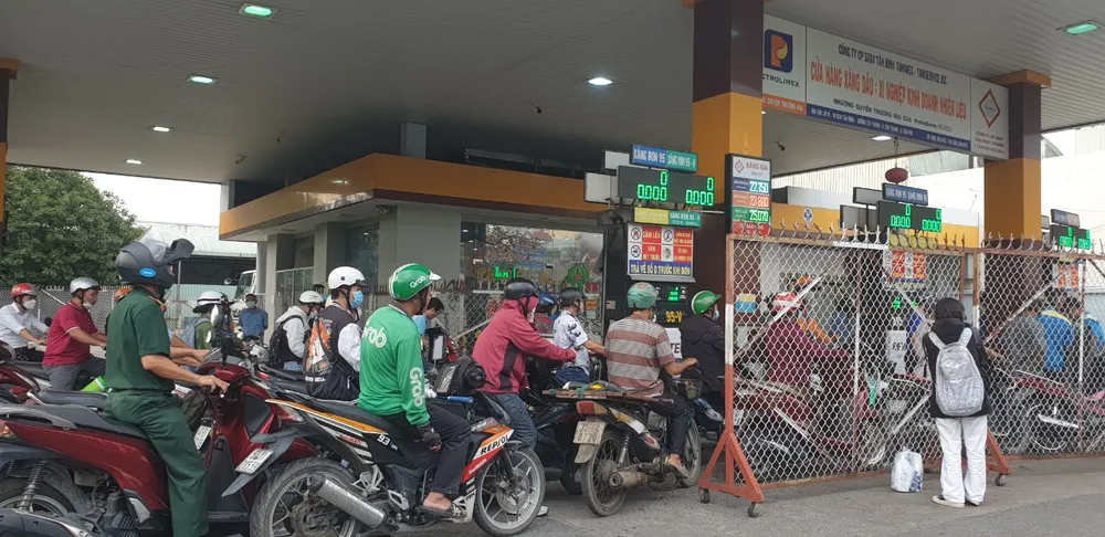 Giá xăng tăng, cảnh xếp hàng mua xăng chưa giảm  ​ ảnh 1