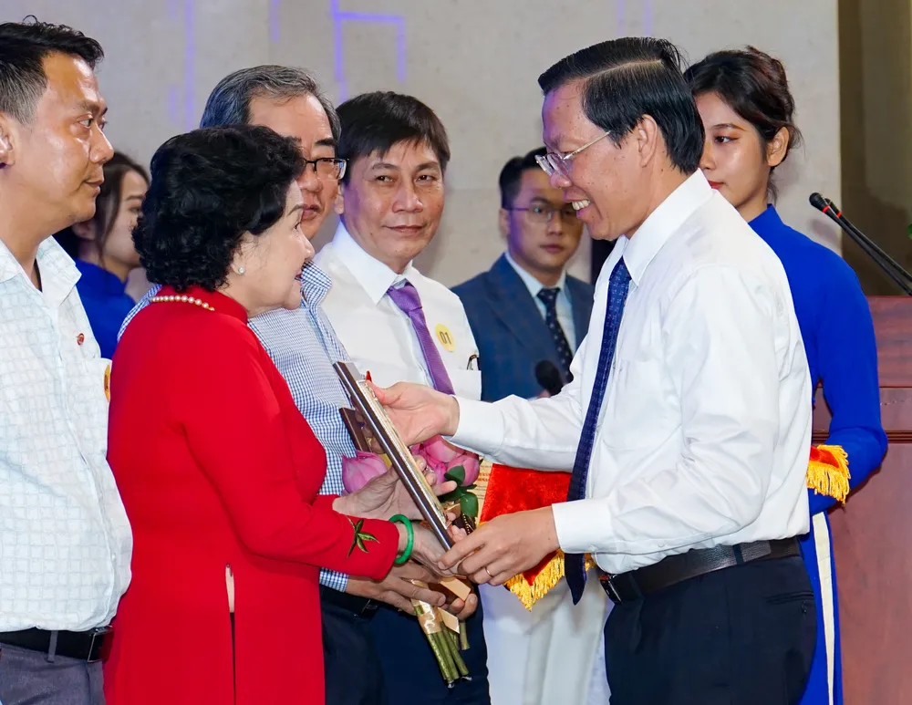 Chủ tịch UBND TPHCM Phan Văn Mãi trao Bằng khen, Bảng Vàng, Bảng Bạc cho doanh nghiệp tham gia Chương trình BOTT