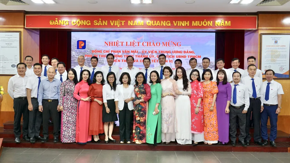 CB-CNV Petrolimex Sài Gòn chụp hình lưu niệm cùng Chủ tịch UBND TPHCM Phan Văn Mãi. Ảnh: Ảnh: HOÀNG HÙNG CB-CNV Petrolimex Sài Gòn chụp hình lưu niệm cùng Chủ tịch UBND TPHCM Phan Văn Mãi. Ảnh: Ảnh: HOÀNG HÙNG