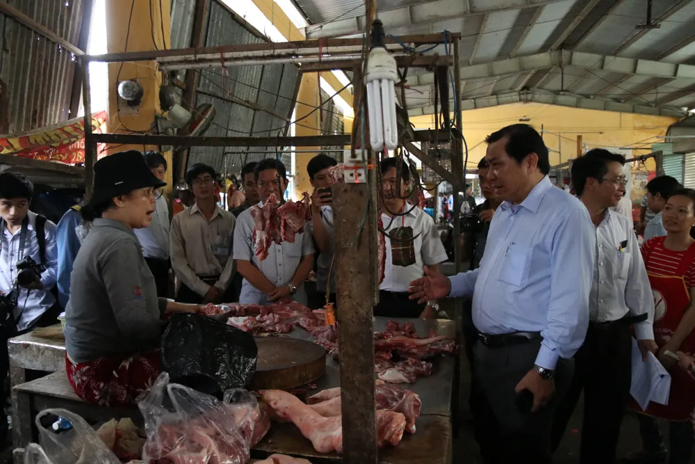 Chủ tịch UBND TP Đà Nẵng xuống tận chợ lắng nghe phản ánh của tiểu thương ảnh 3