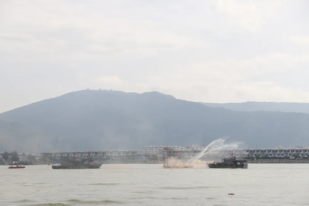 Việt Nam, Hoa Kỳ diễn tập cứu nạn và ứng phó sự cố tràn dầu trên sông ảnh 2