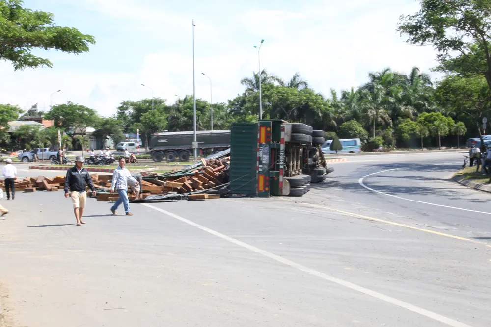 Đà Nẵng: Lật xe đầu kéo chở gỗ, giao thông tê liệt nhiều giờ ảnh 2